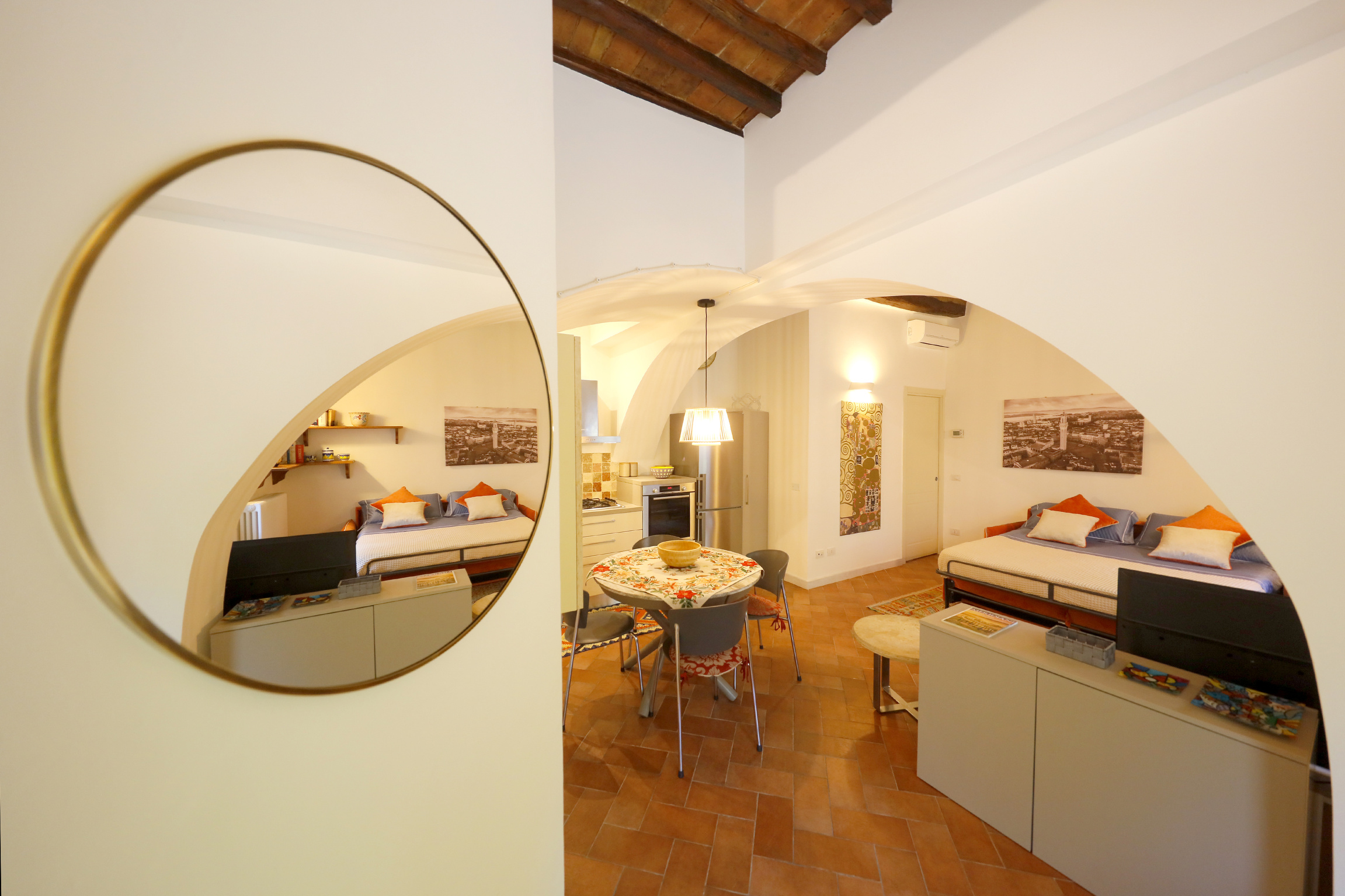 Angolo cottura con arco in mattoni a vista, Siena UpTown