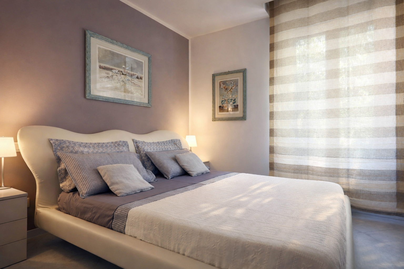Camera da letto con tonalità calde, uno degli appartamenti Siena UpTown
