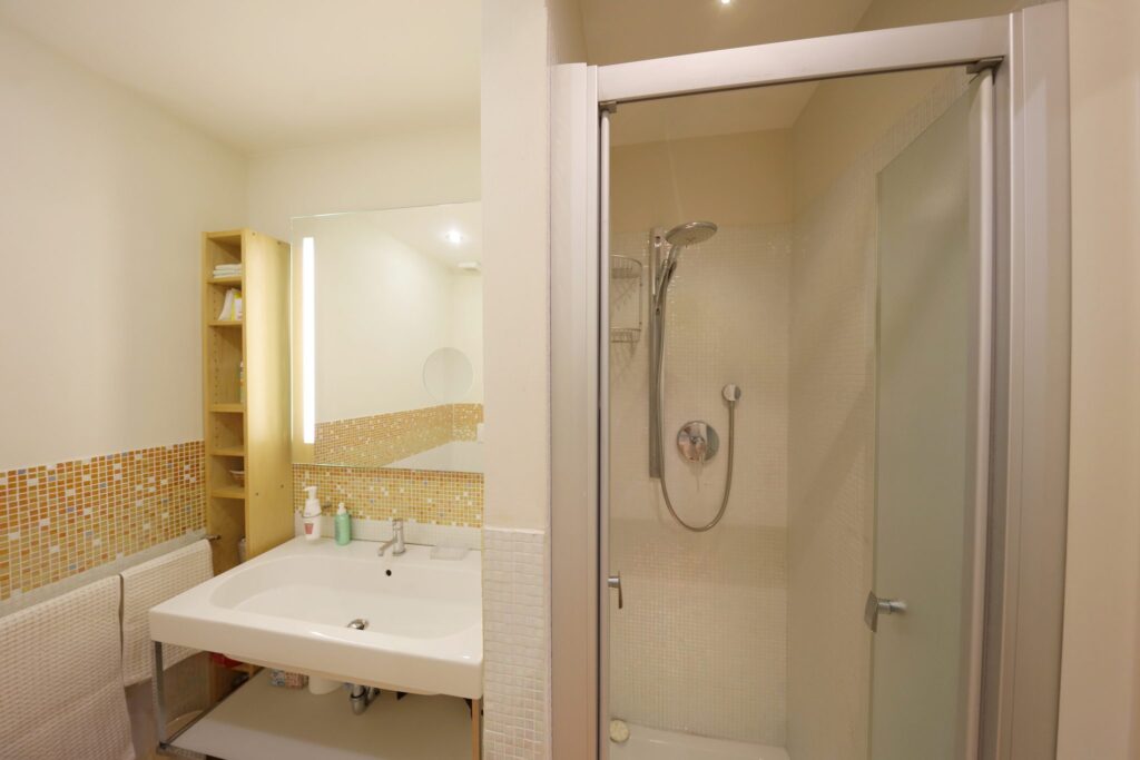 Bagno con box doccia dell'appartamento Cozy, Siena UpTown