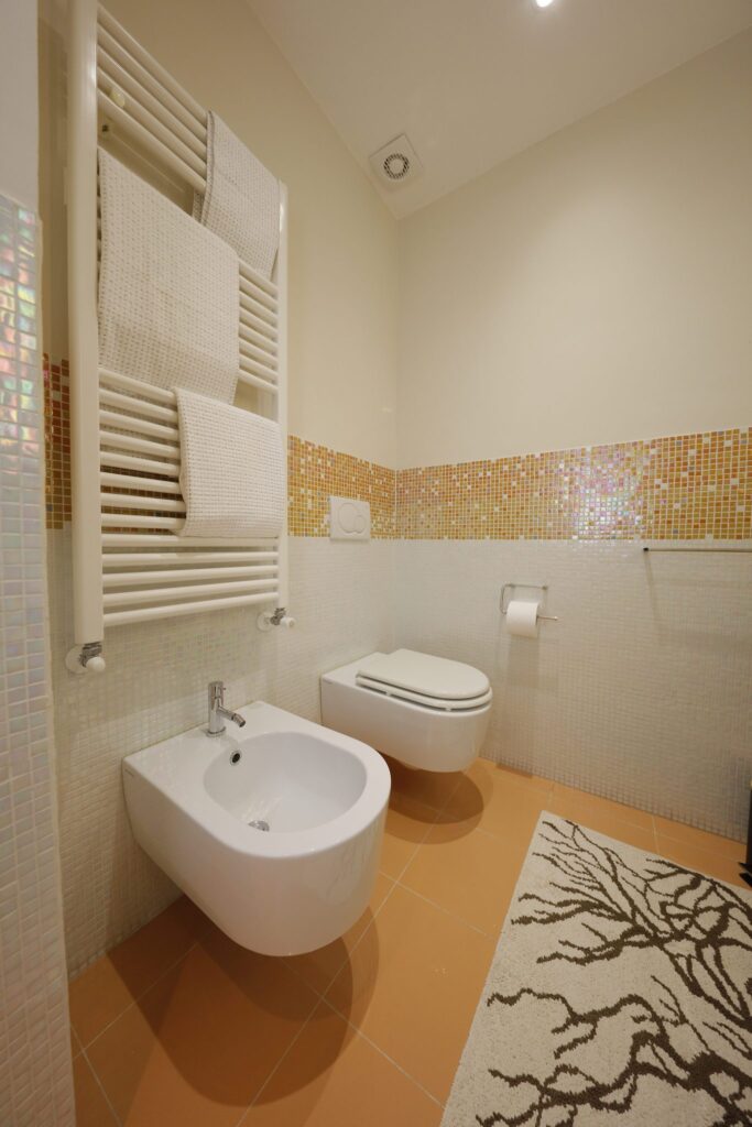 Bagno con bidet, sanitari sospesi e scaldasalviette, appartamento Cozy