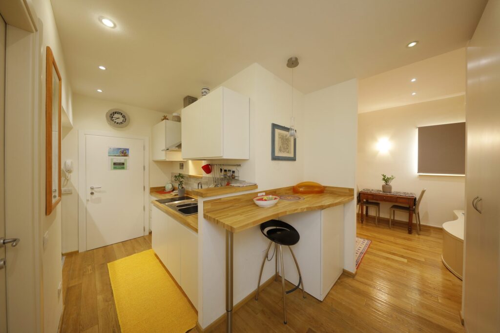 Cucina con bancone in legno, appartamento Cozy, Siena UpTown