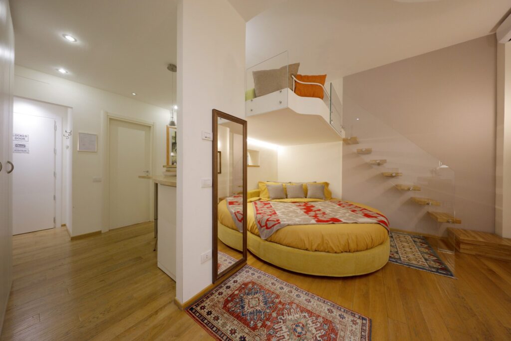 Ingresso con vista sul soppalco, appartamento Cozy, Siena UpTown