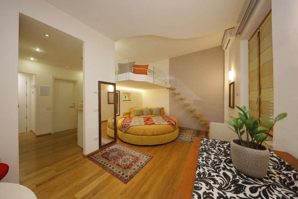 Letto rotondo e soppalco dell'appartamento Cozy, Siena UpTown