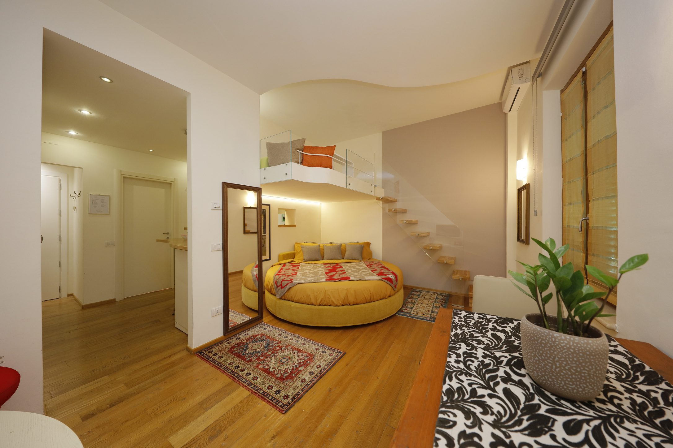 Letto rotondo e soppalco dell'appartamento Cozy