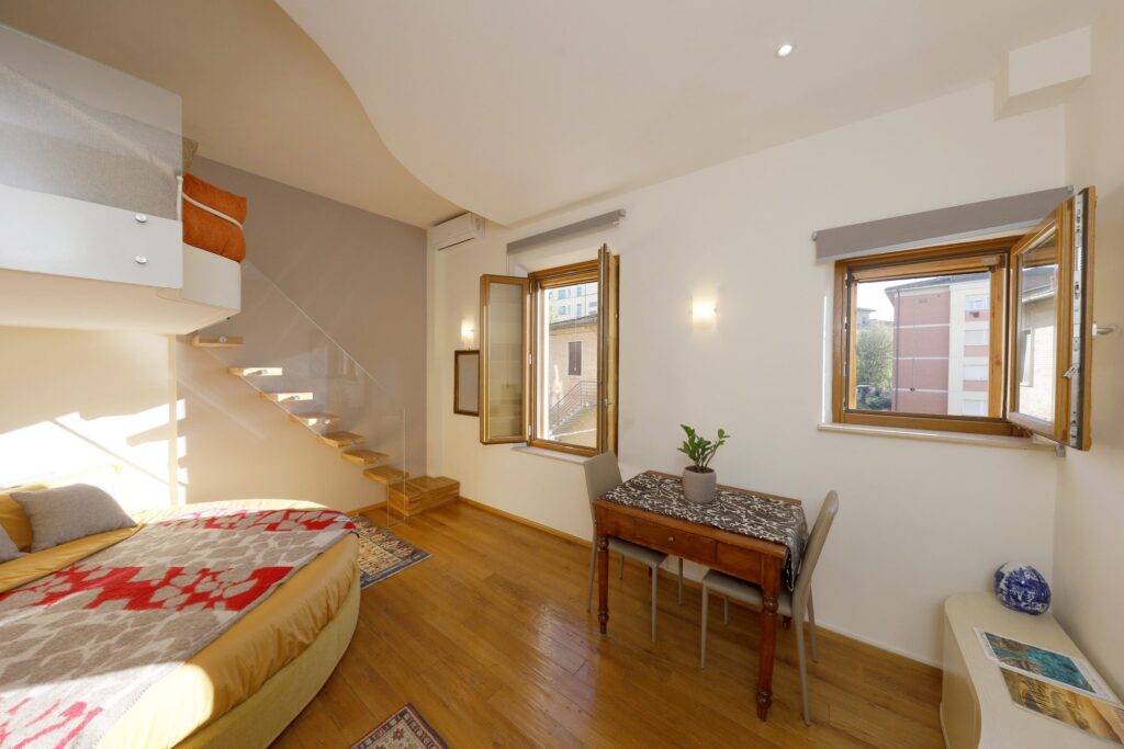 Soppalco con luce naturale, appartamento Cozy, Siena UpTown
