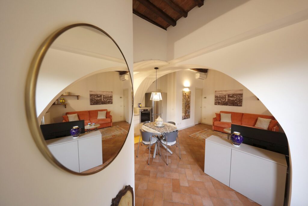 Soggiorno visto allo specchio, appartamento Lovely, Siena UpTown